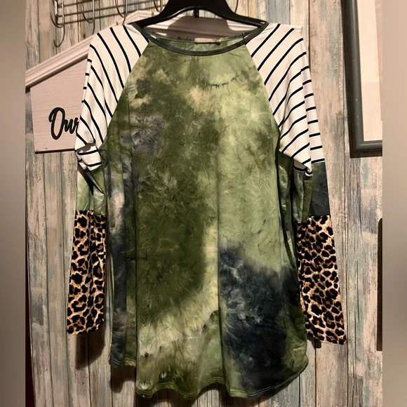 REB. In J. Brand Baseball Style Green Tie-Dye and Leopard Print Long Sleeve Top - Picture 3 of 5